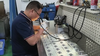 การขัดเสี้ยนบล็อกวาล์วไฮดรอลิกแบบแมนนวลทำให้มั่นใจได้ว่าทางผ่านของน้ำมันจะราบรื่น